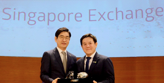 정원재 우리카드 사장(왼쪽)과 추 수탓 싱가폴 증권거래소 부사장이 27일 오전 싱가폴 증권거래소에서 진행된 '아시아채권활성화 프로그램 대상기업 선정식'을 마친 뒤 기념촬영을 하고 있다.  우리카드 제공